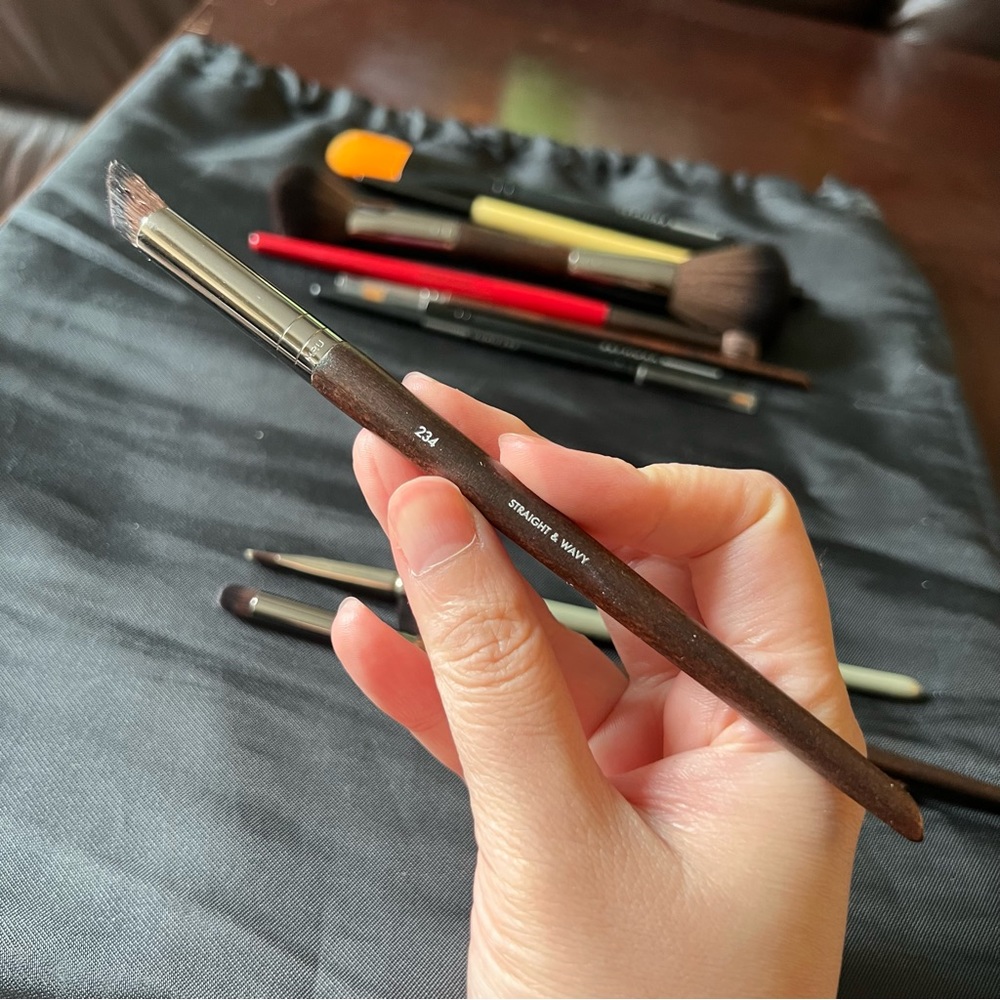 Make Up For Ever Straight & Wavy brush 234